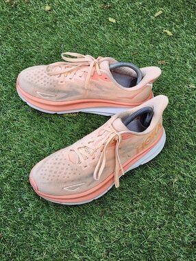 HOKA CLIFTON 9 - Womens Athletic Shoes - SIZE 7.5B